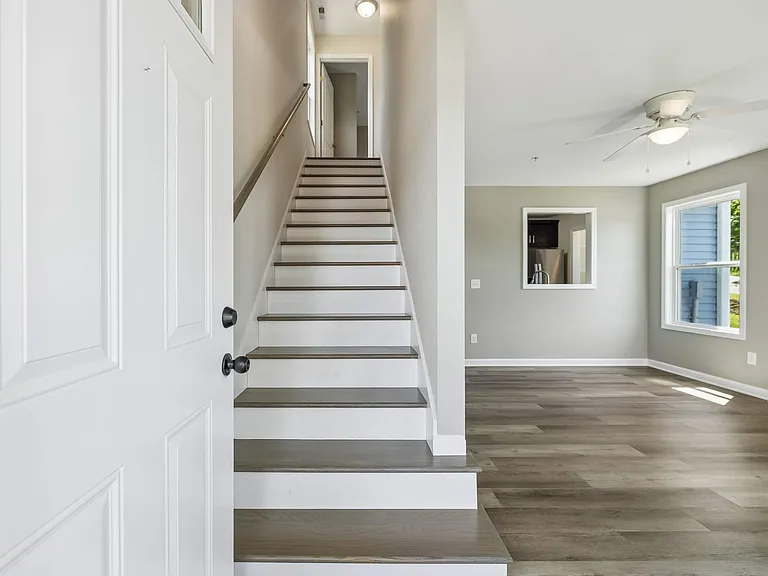 91 Valley View St — Photo 4