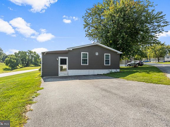 3rd image of 612 Parkwood Dr