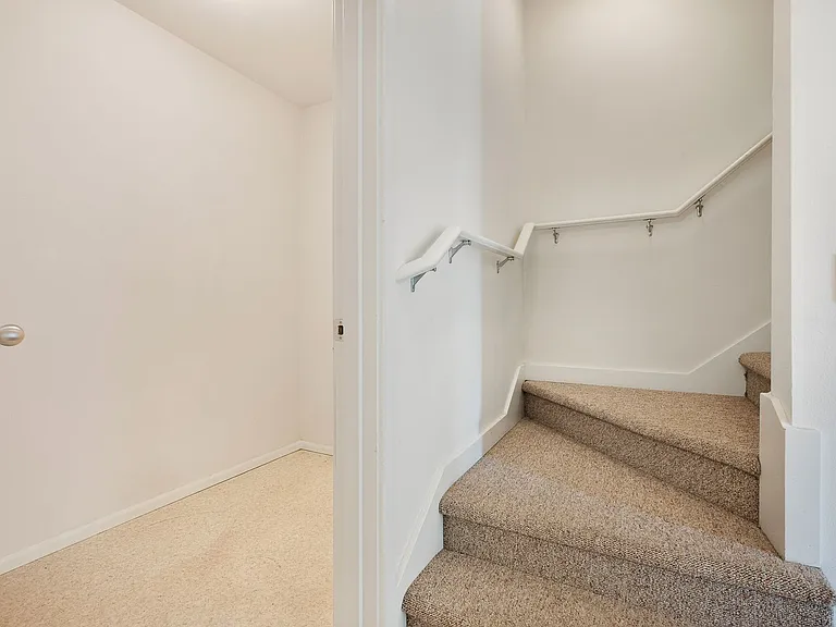 410 W Barrett St — Photo 8