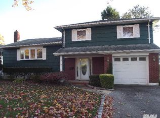 15 Kenwood Dr, Massapequa, NY 11758