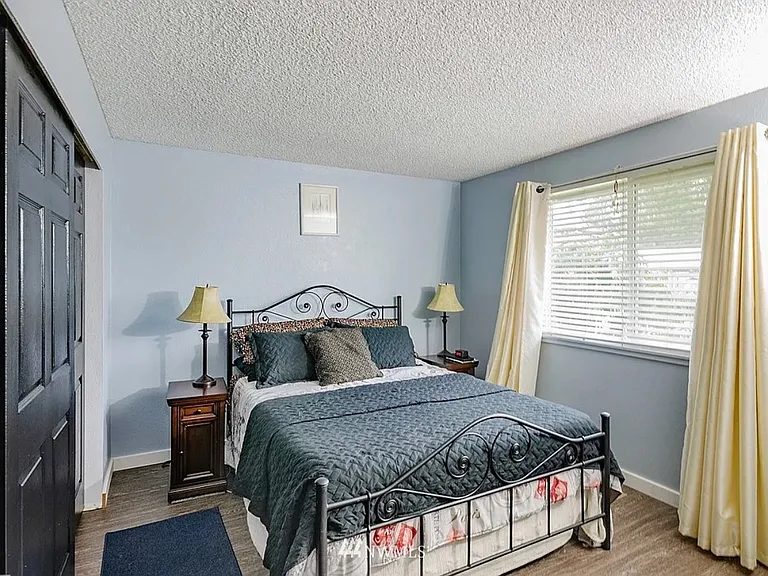 1339 Rhododendron Ct NE — Photo 7