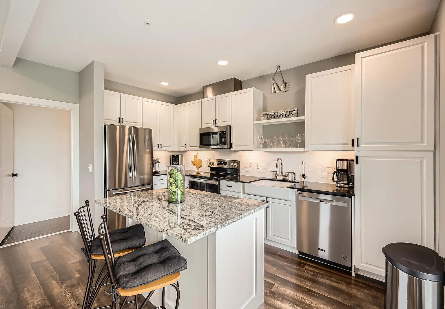 1 bed, 1.0 bath, 906 sqft, $2,125 — Photo 2