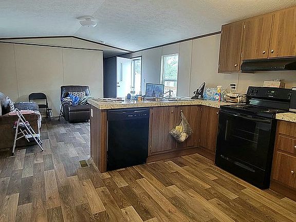Looking from kitchen to livingroom