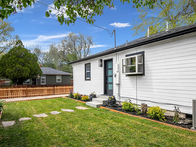 1309 W Melrose St — Photo 39