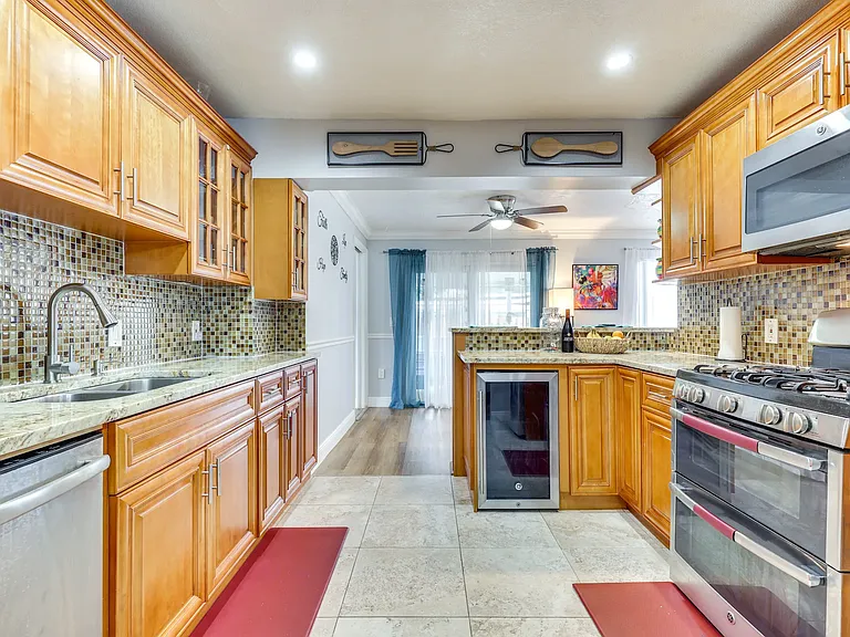 NW 25th Ct — Photo 10