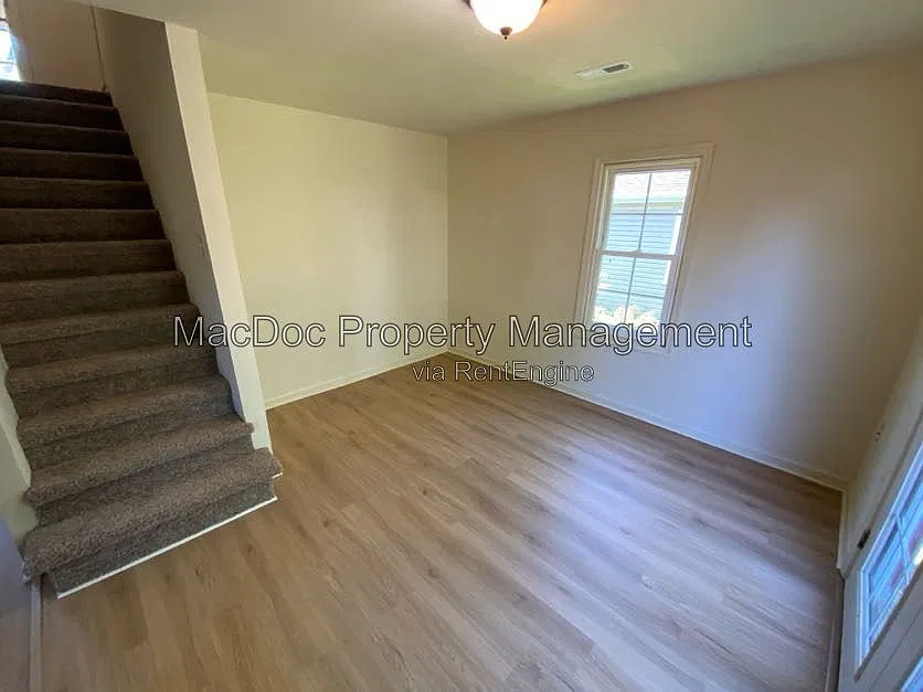 3 bed, 1.0 bath, 864 sqft, $1,845 — Photo 3