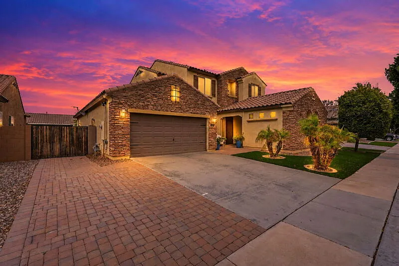 5 bed, 4.5 bath, 3876 sqft, $4,200 — Photo 2
