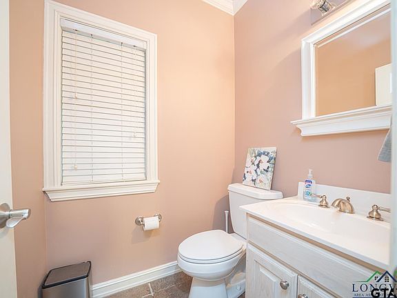 4th image of 708 Woodway Ct
