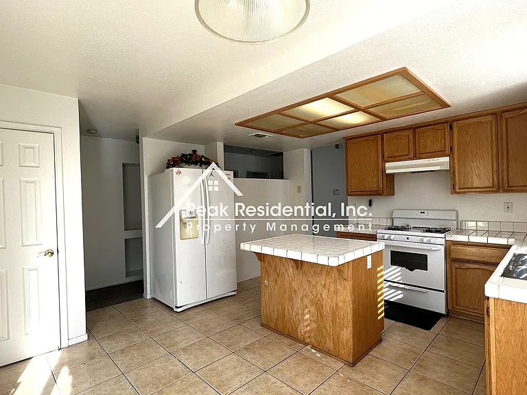8274 Golden Park Ct — Photo 7