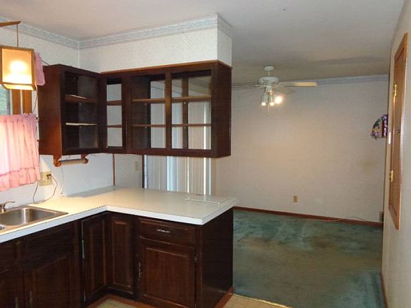 Additional view of dining area.