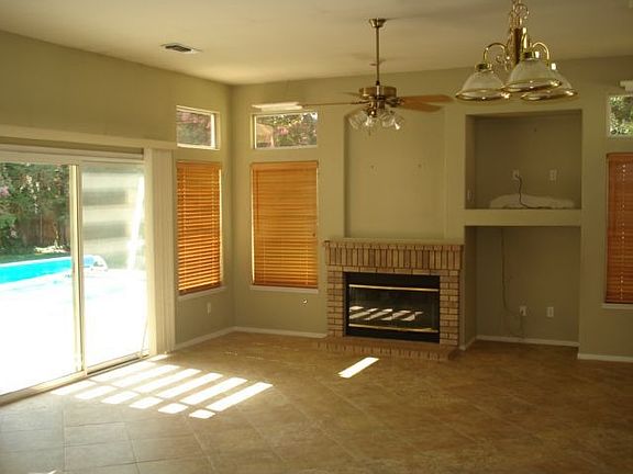 3rd image of 907 E Willow Cir