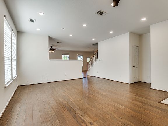 4th image of 501 Serenade Ln