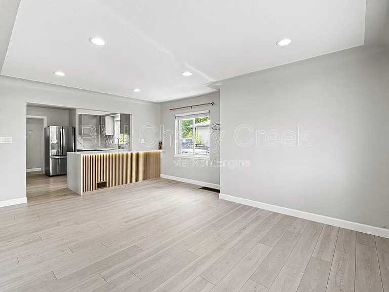 550 Winona Ct — Photo 5