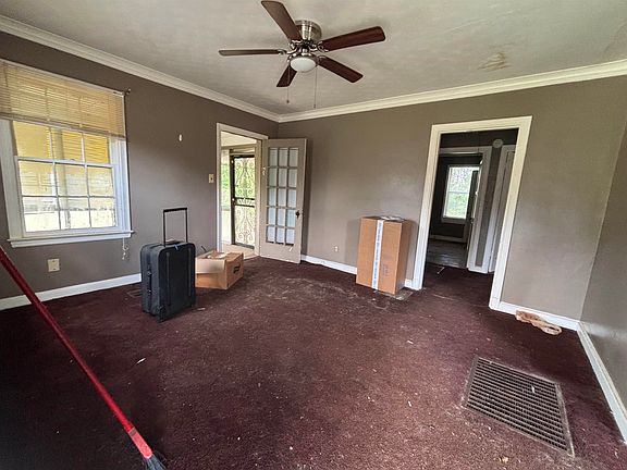 2nd image of 2863 Crest Ave