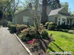 41 Woodbine Rd, Roslyn Heights, NY 11577