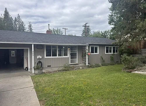 905 Oak St Photo 1