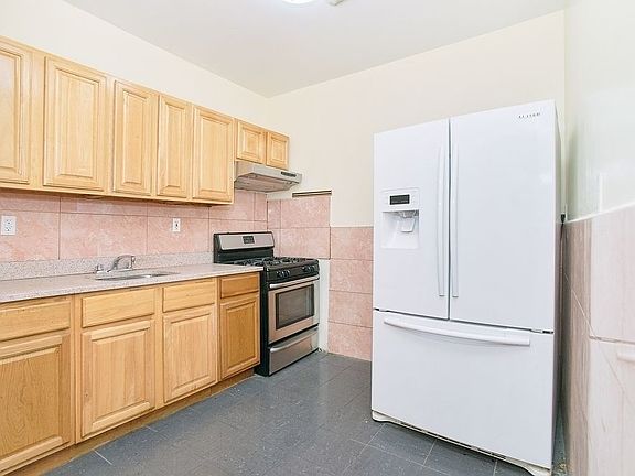 4th image of 646 Franklin Ave #2