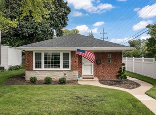 3 Elm St, Glenview, IL 60025