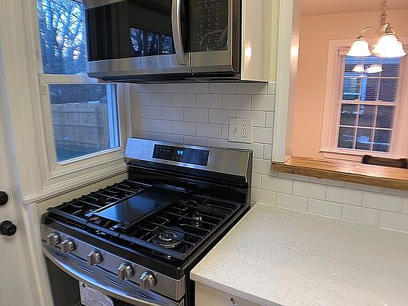 5th image of 2261 Arlington Ter