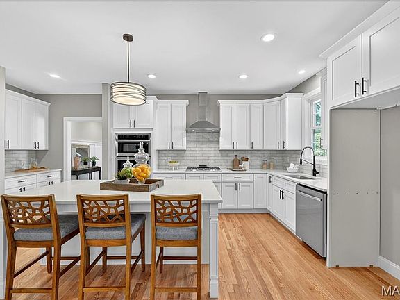 3rd image of 506 Coverdale Ln