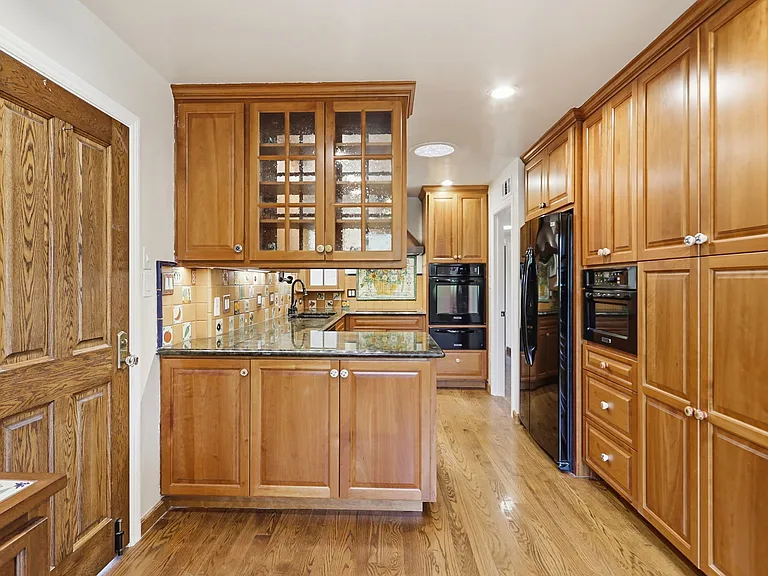 927 Lorne Way — Photo 10