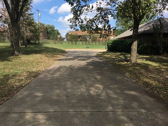 2nd image of 1005 N Sycamore Dr