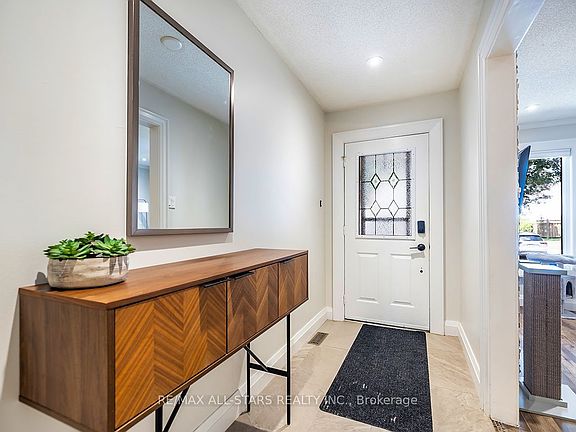 4th image of 19 Adams Ct #19