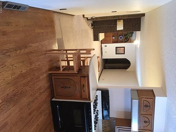 3rd image of 985 Carol Ln