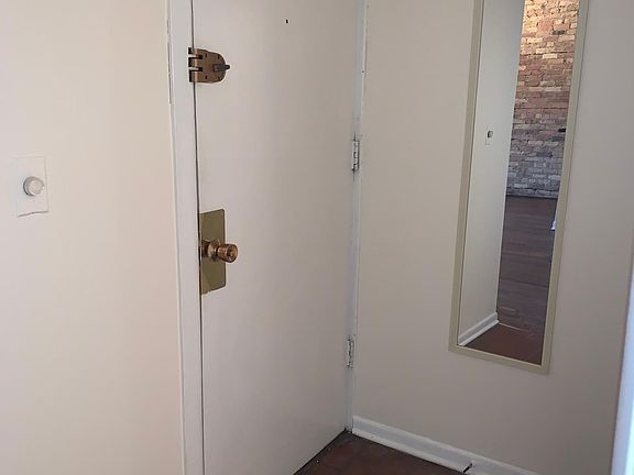 2nd image of 959 W Oakdale Ave APT 2W