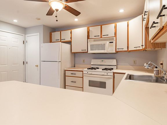 4th image of 6 Knights Bridge Dr APT J202