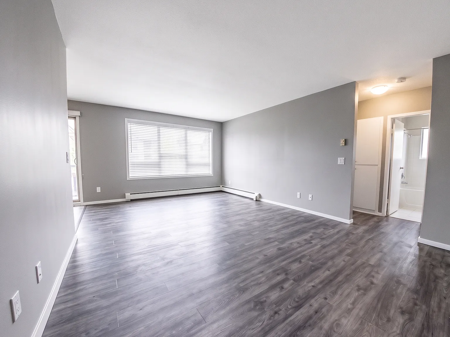 Erb Court Apartments - Choose your rent level - Call for Details - All utilities — Photo 4