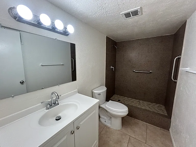 6 bed, 3.0 bath, 2269 sqft, $2,495 — Photo 18