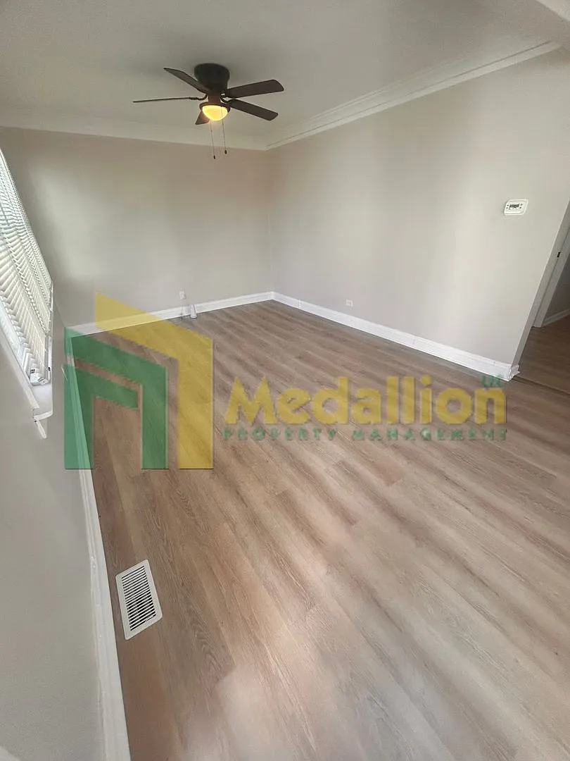 Spacious 1-Bedroom Single-Family Home with Large Fenced Yard — Photo 2