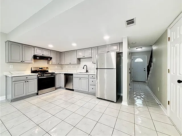 6628 Harbourview Dr — Photo 3