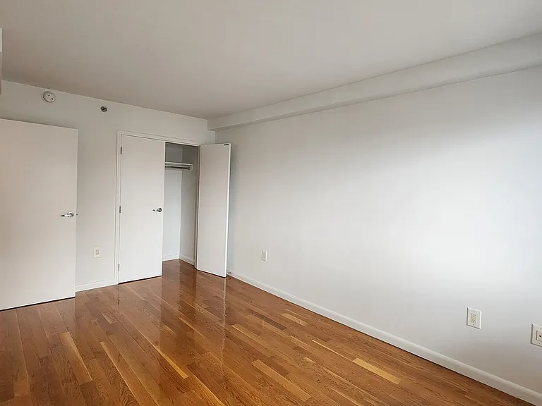 2638 21st St #9H — Photo 6