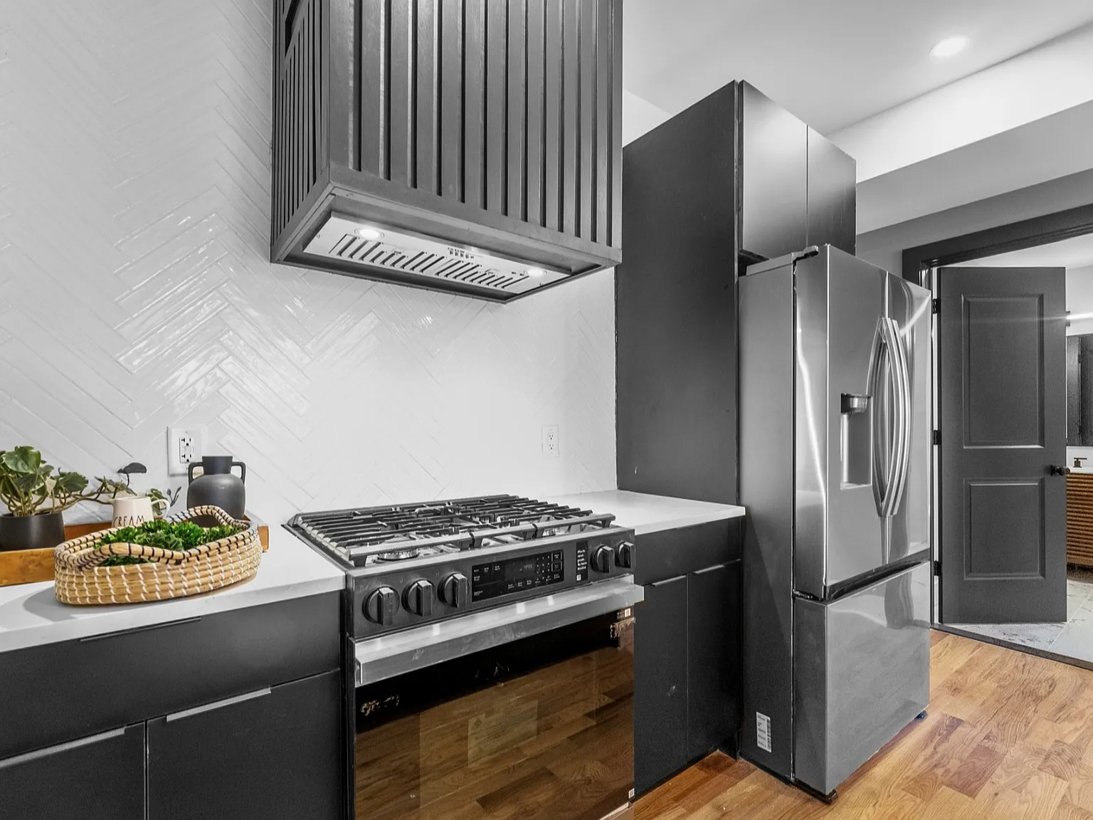 4 bed, 2300 sqft, $4,100 — Photo 2