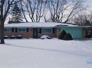 215 Park Ln, Walbridge, OH 43465