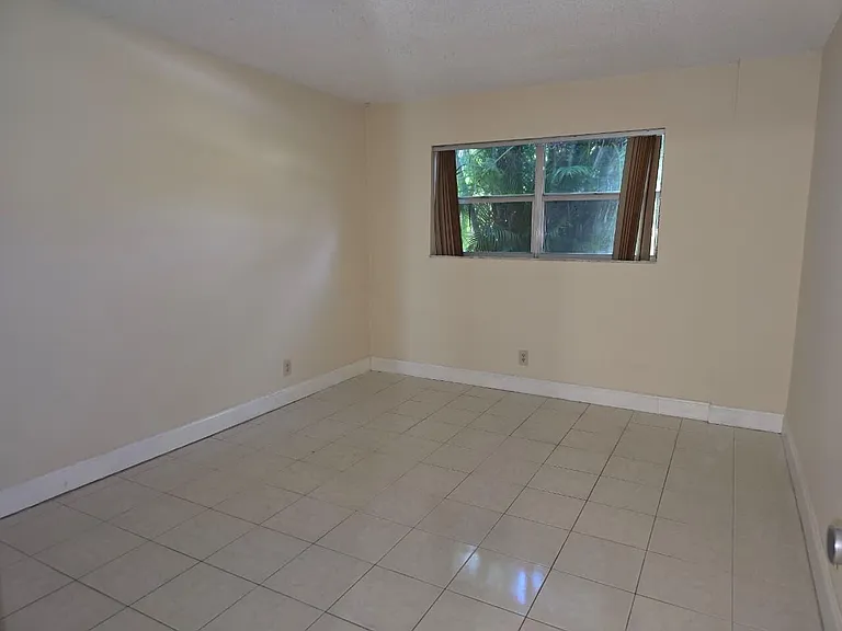 550 SE 2nd Ave #G3 — Photo 8