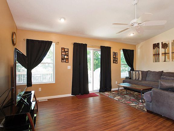 3rd image of 10106 Castle Creek Cir