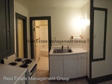 5th image of 725 1/2 E Beckwith Ave