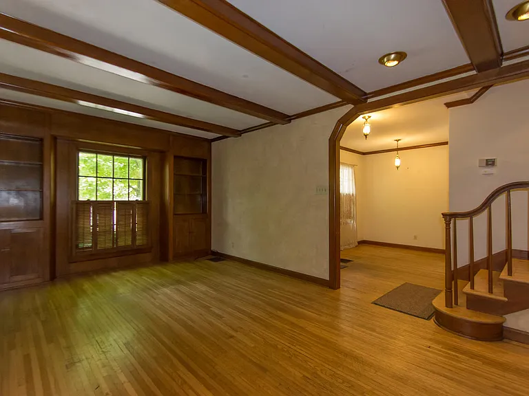 321 S Eastside Dr — Photo 3