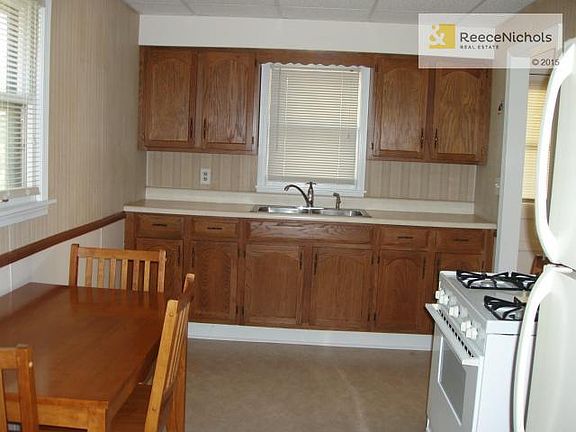 4th image of 7427 Lyon Ave