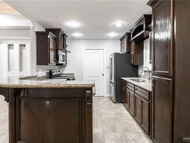 4616 Xanthisma Ave — Photo 7