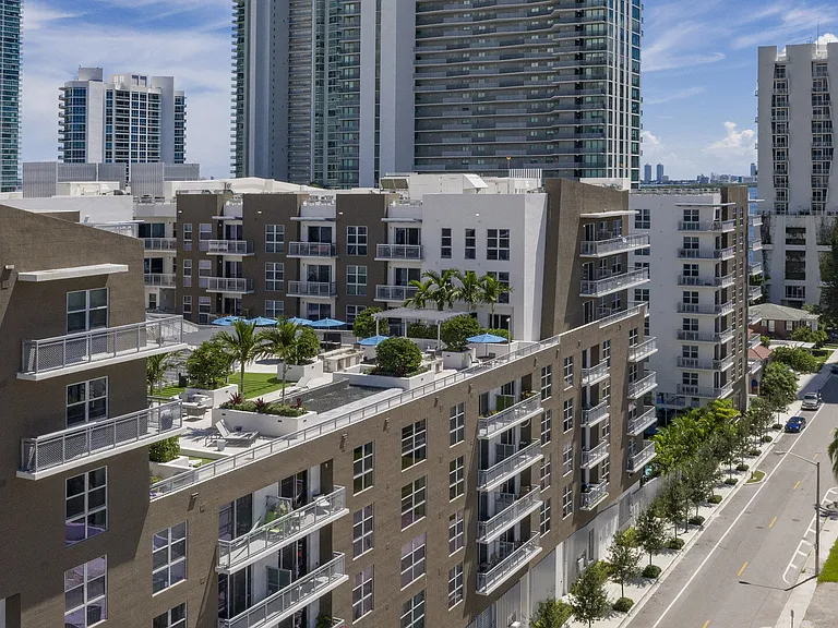 Blu27 at Edgewater — Photo 65