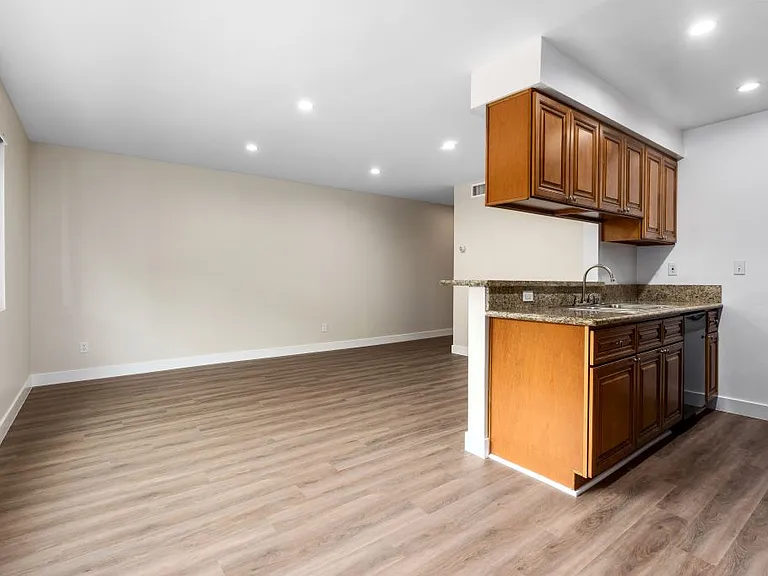 Lombardi Apartments — Photo 76