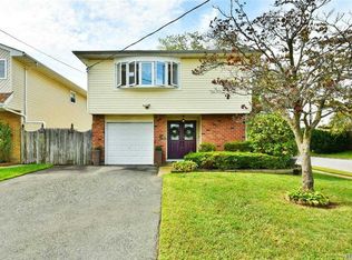 65 Dover St, Massapequa, NY 11758