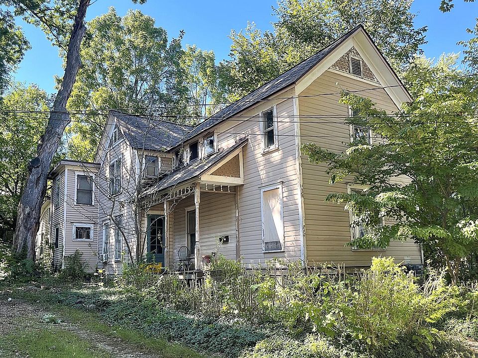1st image of 840 Village St