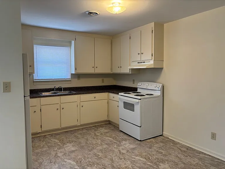 501 Live Oak St #B — Photo 4