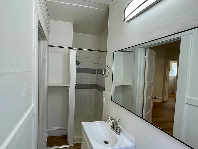 Adams Apartments — Photo 22