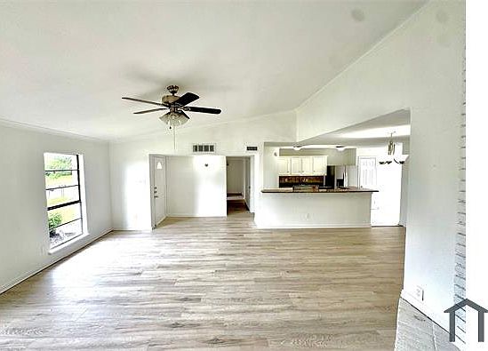 5th image of 8902 Linda Vista Dr